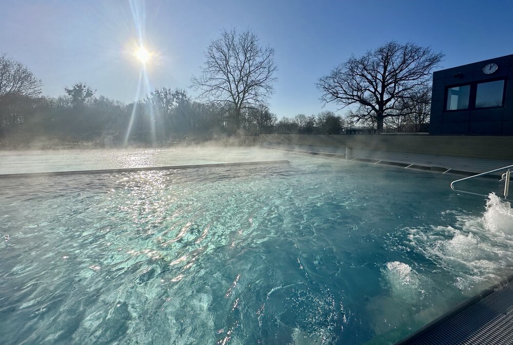 Ganzjahresbecken mit Aufsichtskabine